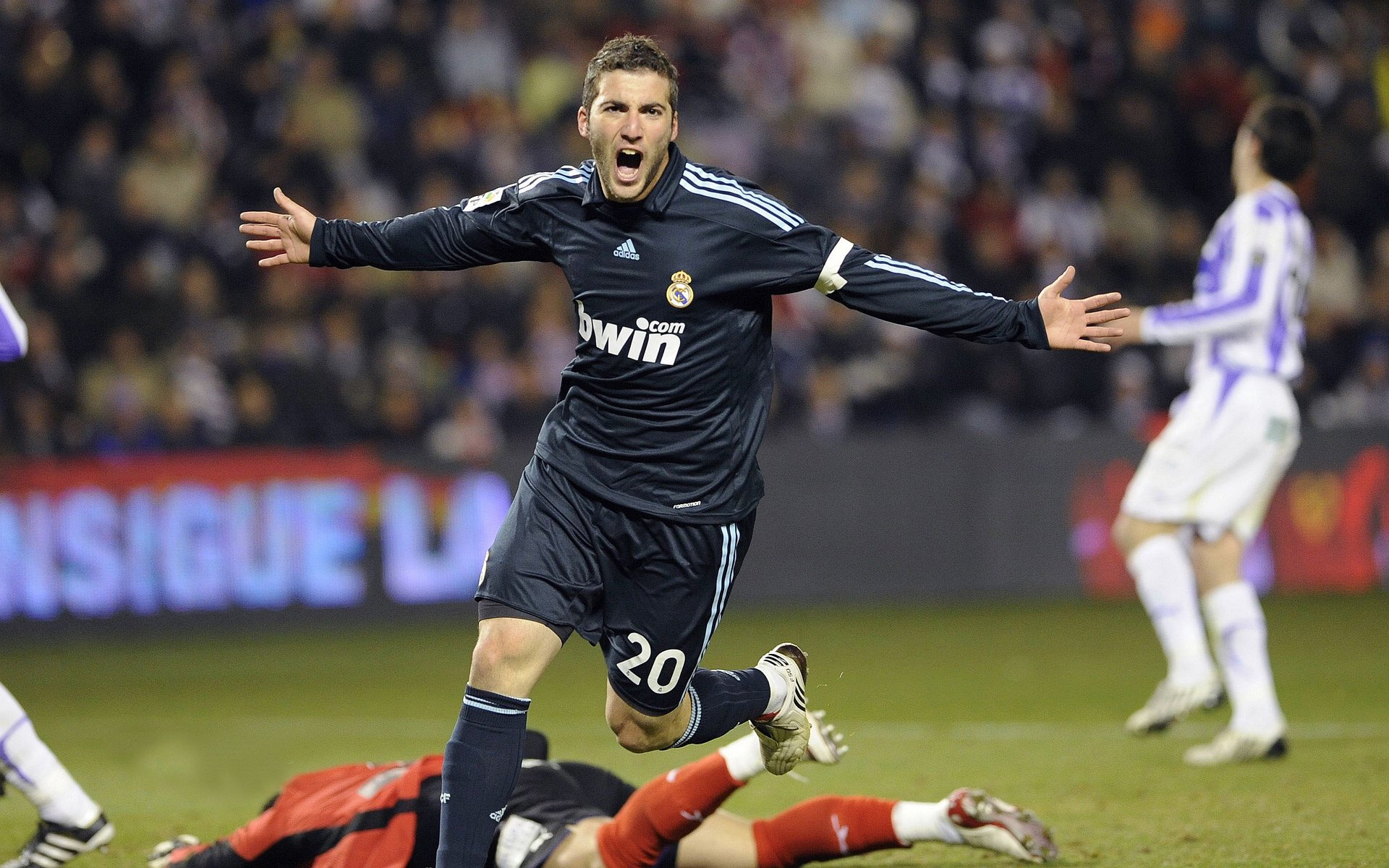 爱游戏中国-赛道颠覆日，拉塞尔高光领航，迈凯伦完胜红牛王朝